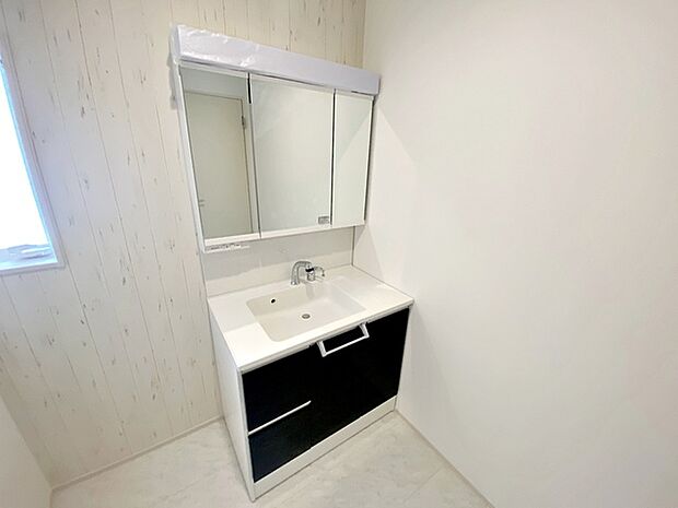 【洗面台】 収納力と機能性に優れた洗面台で、朝の忙しい時間でも身支度準備がスムーズにできます。