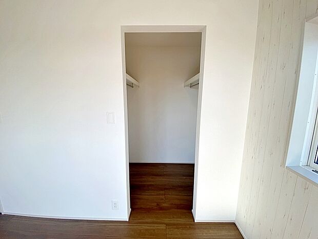 【ウォークインクローゼット】 WICは洋服、帽子、バッグなど全て収納可能！お部屋がスッキリ整理整頓できます！ 