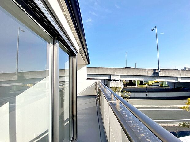 【バルコニー】 2部屋からアクセスできるバルコニー。家族分の洗濯物もたっぷり干せます。日当たりも良好です！ 