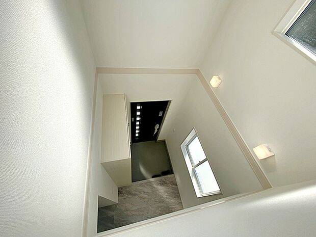 【吹抜け】 2階洋室の窓から玄関を覗くことができ、帰宅した家族とコミュニケーションをとることができます！