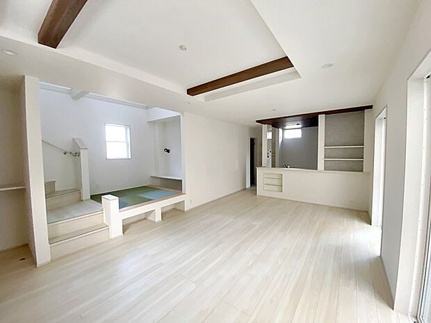 【リビング21帖】 天井の中央部分を周囲より一段高くとった折り上げ天井の開放感あるリビング