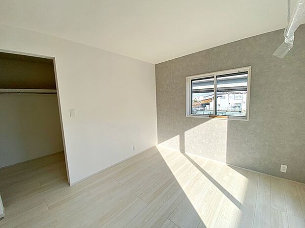 【洋室7帖】 一面に淡い色のアクセントクロスを採用しました。便利な室内物干も付いています!