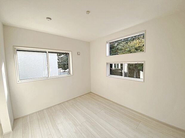 【洋室5.25帖】 2面採光で、晴れの日の日中はいつも明るい室内に。窓を開放すれば気持ちの良い風が入ります。