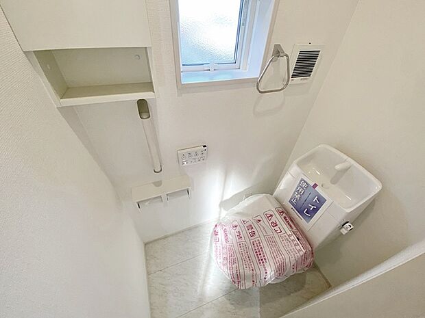 【トイレ】 1、2階共にシャワー機能付!小窓が付いている為換気もスッキリして頂けます。