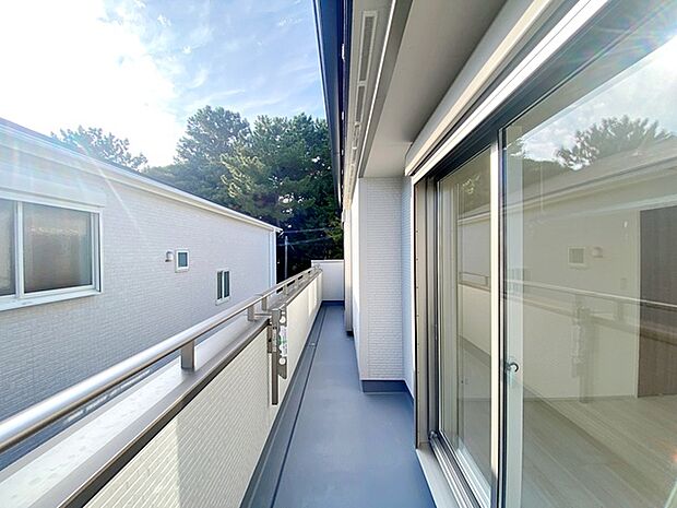 【バルコニー】 2部屋からアクセスできるバルコニー。家族分の洗濯物もたっぷり干せます。日当たりも良好です！ 