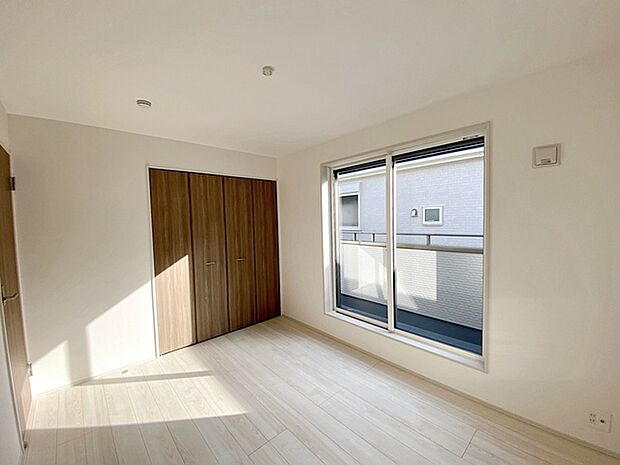 【洋室6帖】 バルコニーに続く大きな窓があり、洗濯物やお布団などをそのまま部屋に取り込むことができます。