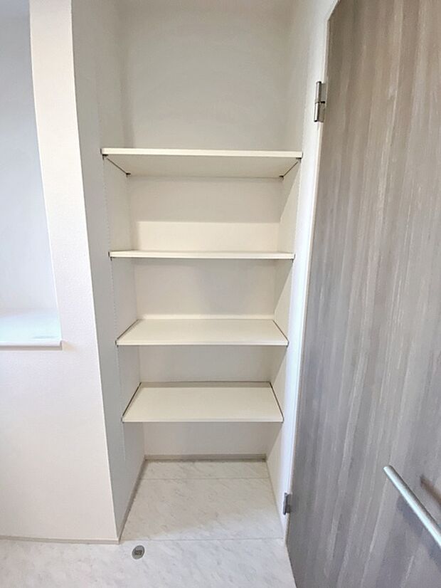 【洗面収納】 洗面脱衣室には収納があるので普段使いの多いタオルや肌着等を収納するのに最適です