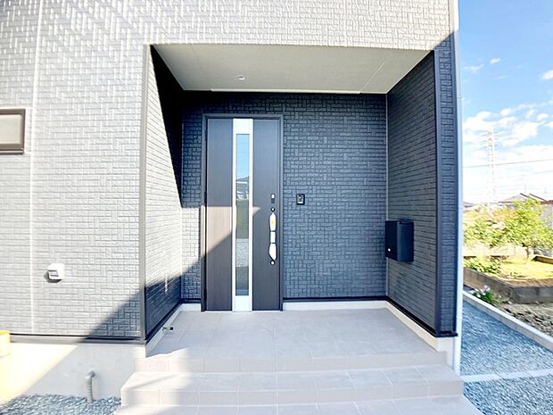 【玄関】 雨の日の出入りも濡れにくい玄関ポーチ