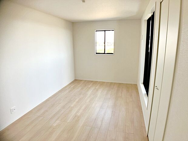 【洋室8帖】 大きなベッドを置いてもゆったり過ごせるプライベート空間です。