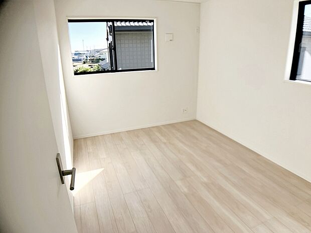 【洋室6帖】 2面採光で、晴れの日の日中はいつも明るい室内に。窓を開放すれば気持ちの良い風が入ります。