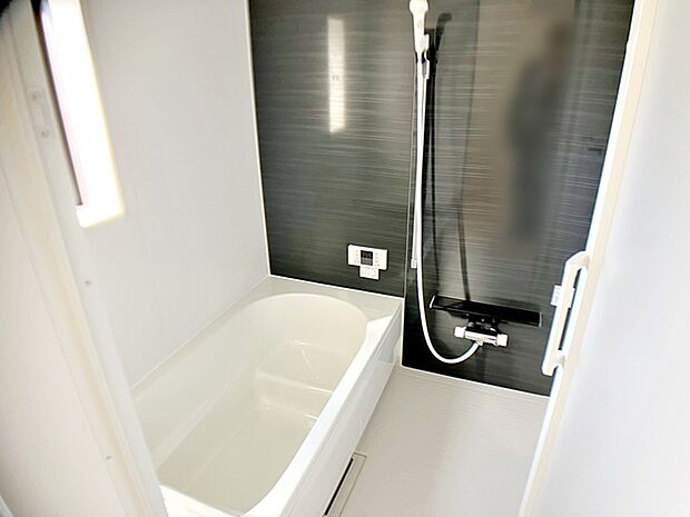 【浴室】 ゆったり入れる浴槽、一坪サイズのゆとりの空間。一日の疲れを癒してくれるくつろぎのバスタイムを…