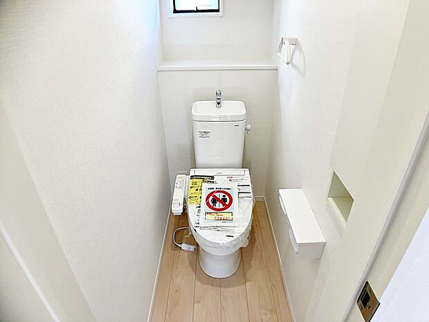 【1階トイレ】 1、2階共にシャワー機能付!小窓が付いている為換気もスッキリして頂けます。