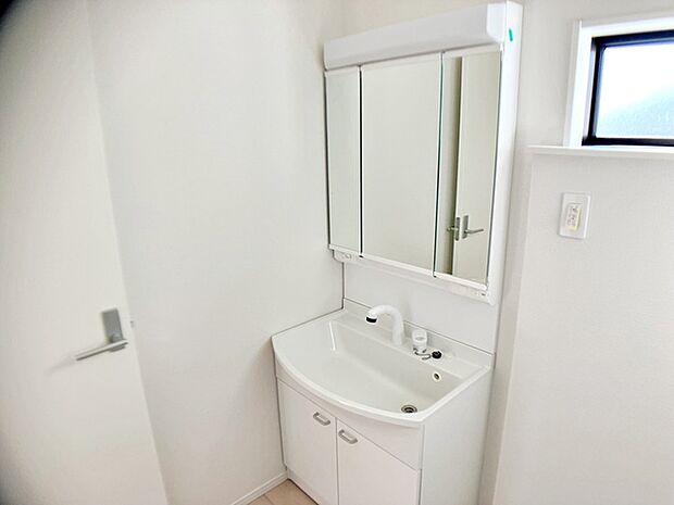 【洗面台】 洗髪・洗面・化粧などができる機能と収納スペースを一体化した洗面台です。