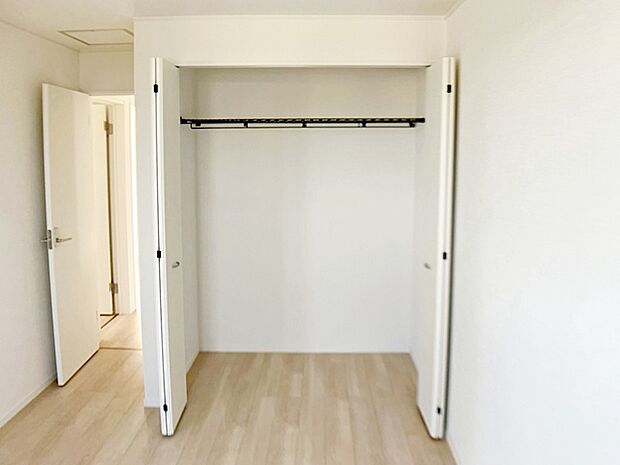 【クローゼット】 パイプハンガー付きのクローゼットは服を畳まず収納でき大切な衣類をシワや日焼けから守ります。