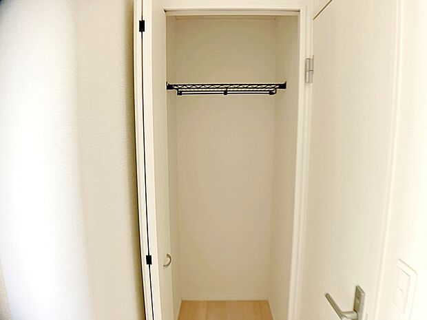 【2階廊下収納】 2階廊下にはご家族の共有収納スペースを設けました。使用頻度が少ないもの、季節的なものの収納に便利!