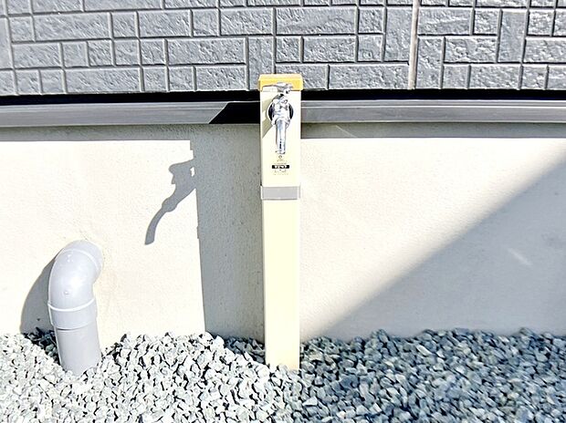 玄関横には立水栓が設置されています!お庭の水撒き、洗車、お掃除、お子様の水遊びなど便利です!