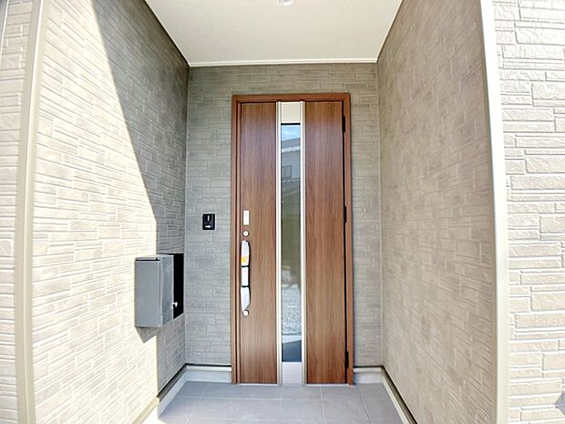 【玄関】 玄関が深い位置にあるので雨に濡れることなく身支度ができます