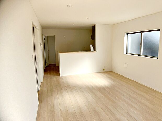 【リビング17帖】 ご家族みんながゆったりくつろげる広々リビングは明るい陽射しがさしこみます