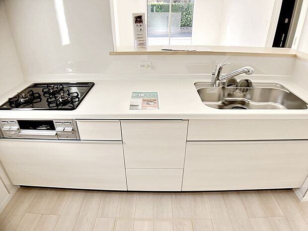 【キッチン】 リビングで遊んでいるお子様を見ながらお料理ができ、子育て中のパパママにも安心の設計です!