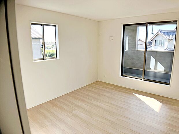 【洋室8帖】 キングサイズのベッドも置ける7.0帖のゆとりある主寝室。光も取り入れやすく明るい空間になっています。