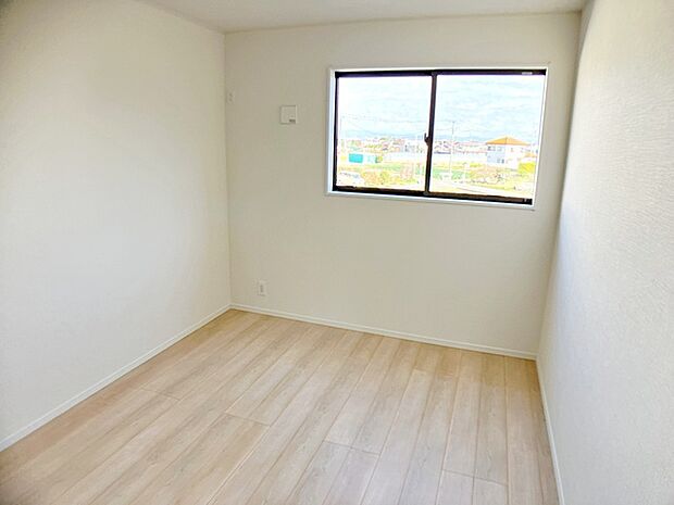 【洋室5.7帖】 お子様にとっての初めての「自分の部屋」。学習机やベッドの配置もラクラクです。