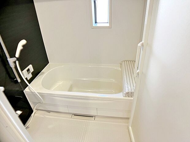 【浴室】 浴室は1坪タイプで親子一緒に入浴しても広くご利用できます！ステップ付きの浴槽は節水効果も。 