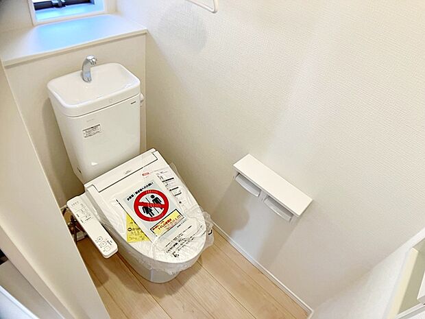 【トイレ】 1、2階共にシャワー機能付!小窓が付いている為換気もスッキリして頂けます。