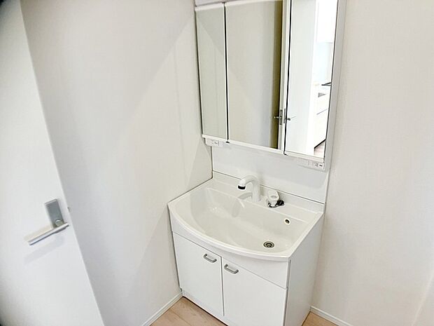 【洗面台】 洗面台の三面鏡の裏には収納があるので、見られたくないものの収納に便利