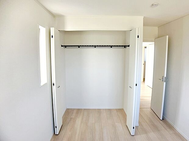 【クローゼット】 全居室に収納が完備されています。衣類や雑貨、子供のおもちゃまでスッキリ収納できます。