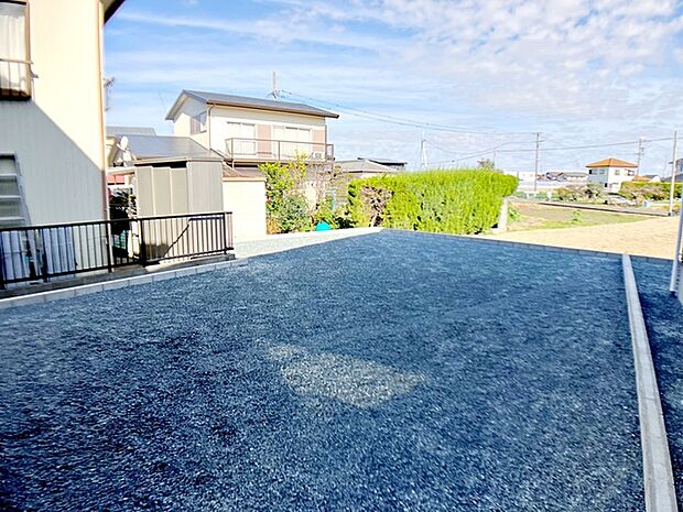 ハーブやお花を植えてガーデニングを楽しんだり、プール遊びや家族でBBQなど楽しみ広がるお庭。