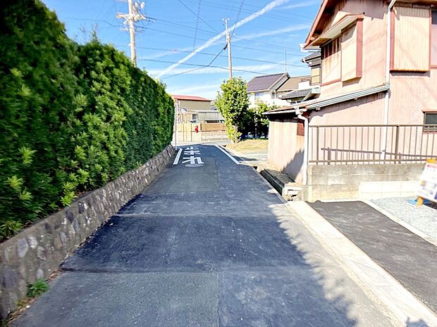 前面道路:南西側約3.6m幅。前面道路は車通り少ないのでお子様も安心して暮らせる環境です