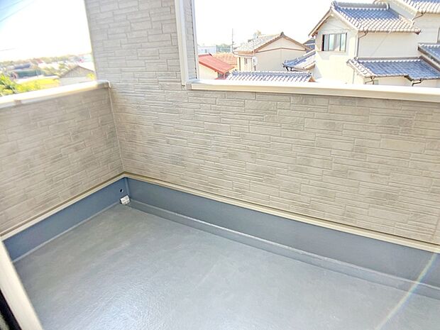 【バルコニー】 屋根のあるインナータイプのバルコニーだから、急な雨でも洗濯物が濡れにくくて安心