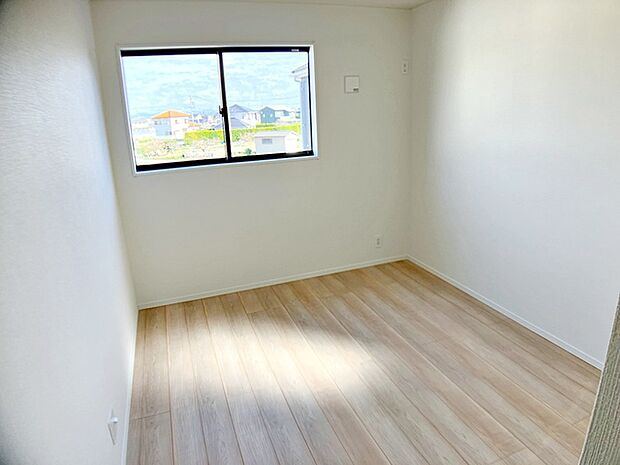 【洋室5.7帖】 腰窓で机や家具の配置がしやすい洋5.7帖。子供部屋や書斎にもオススメです!