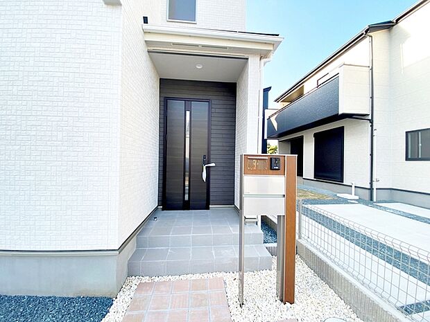 庇が広く、雨にも濡れにくい玄関ポーチ