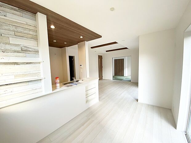 【リビング17帖】 天井の中央部分が一段高くなっていることで開放感が生まれ、部屋を広く見せくれます