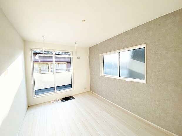 【洋室8帖】 2面採光で、晴れの日の日中はいつも明るい室内に。窓を開放すれば気持ちの良い風が入ります。