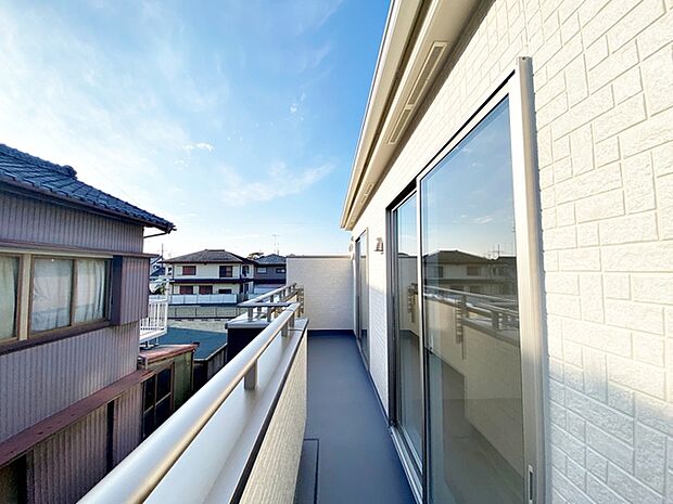 2部屋からアクセスできるバルコニー。日当たりも良好です!