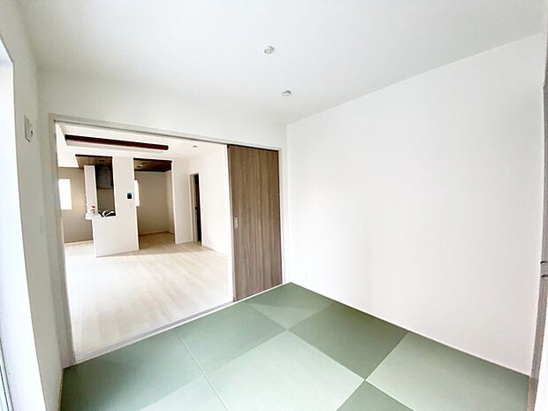 【和室5.25帖】 リビングとつながる縁なし畳のお部屋。お子さんが小さい方には、キッズスペースとしてご利用頂けますね