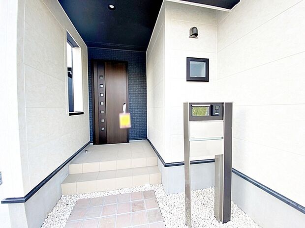 玄関が深い位置にあるので雨に濡れることなく身支度ができます 