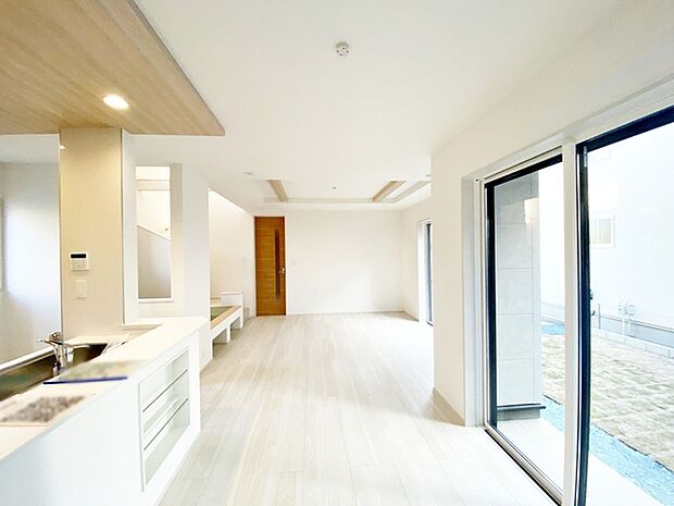 【リビング19.75帖】 家族がのびのびと過ごせる場所です！大きな窓のあるリビングは、陽光あふれる明るい空間です。居心地良く、憩いの空間となりそうですね。  