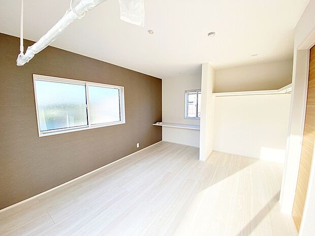 【洋室7.61帖】 落ち着いた色味のアクセントクロスを壁の一部に使い落ち着いた寝室。カウンターがついておりお仕事もしっかり集中できます。