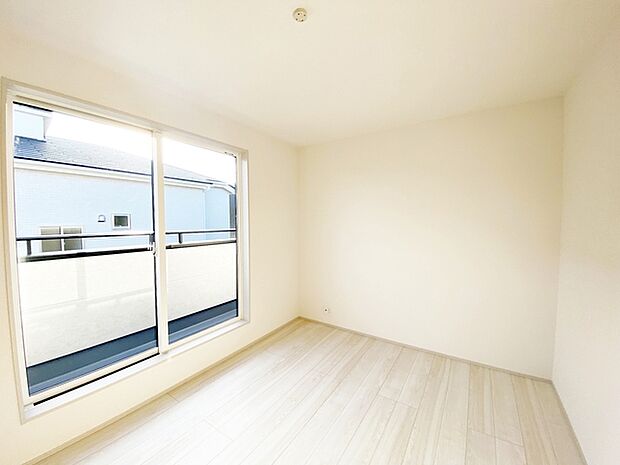 【洋室6帖】 お子様の一人部屋に最適な居室です。クローゼット付きで自然とお片付けできる環境に！  