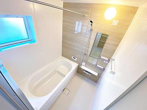 【浴室】 ゆったり入れる浴槽、一日の疲れを癒してくれるくつろぎのバスタイムを…