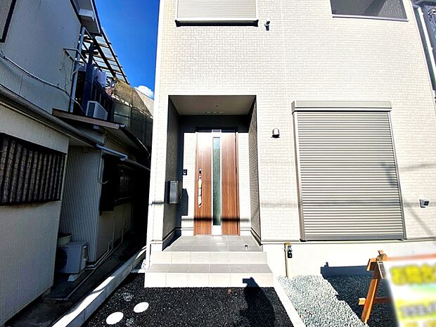 【玄関】 玄関が深い位置にあるので雨に濡れることなく身支度ができます