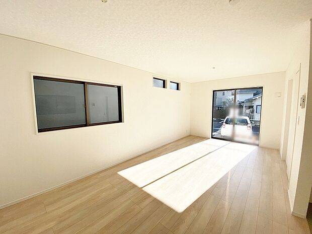 【リビング18帖】 LDKはゆとりの18帖、家族がのびのびと過ごせる場所です!大きな窓のあるリビングは、陽光あふれる明るい空間です。居心地良く、憩いの空間となりそうですね。