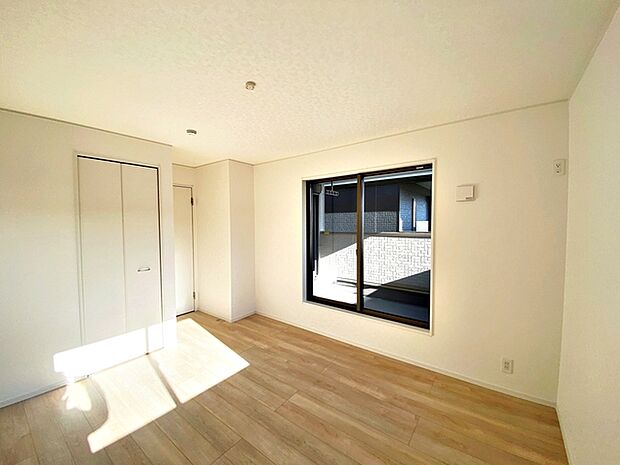 【洋室7.5帖】 主寝室には衣類収納やタンスを置く事もできるWIC付き!室内を広々と使えますね。