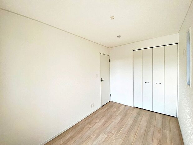 【洋室5帖】 お子様にとっての初めての「自分の部屋」。学習机やベッドの配置もラクラクです。