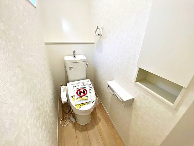 【トイレ】 各フロア1カ所ずつシャワー機能付トイレを設置しており、忙しい朝の混雑も解消!