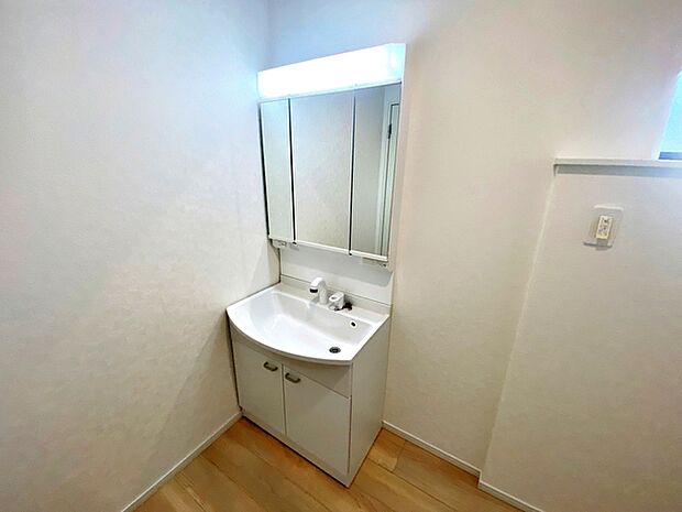 【洗面台】 洗髪・洗面・化粧などができる機能と収納スペースを一体化した洗面台です。