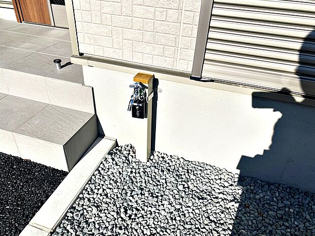 玄関横には立水栓が設置されています!お庭の水撒き、洗車、お掃除、お子様の水遊びなど便利です!